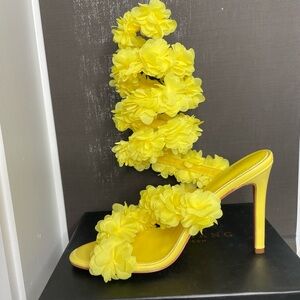 NWT Azalea Wang Yellow Floral Heels